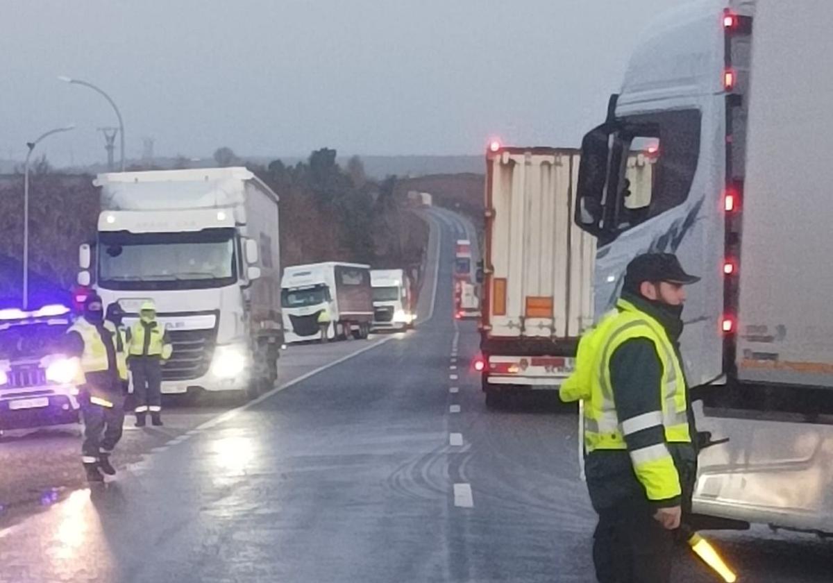 La Guardia Civil interviene en carreteras de León para controlar el tráfico.