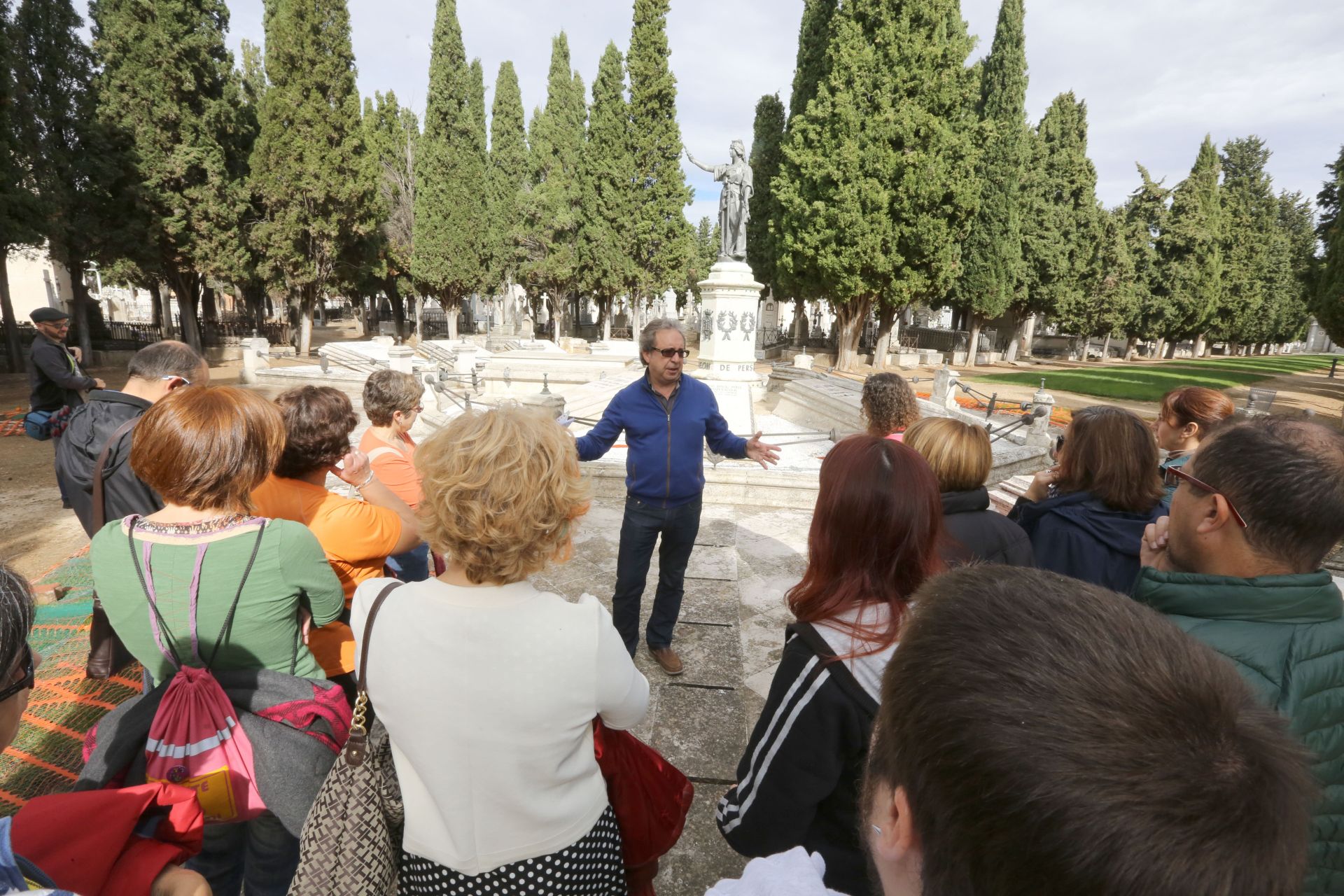 Jesús Anta explica los detalles y curiosidades del panteón de personajes ilustres del Cementerio del Carmen de Valladolid, durante una visita guiada celebrada en 2015.