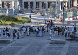 Decenas de jóvenes esperan para coger un taxi en la parada de la plaza de Artillería el pasado verano.