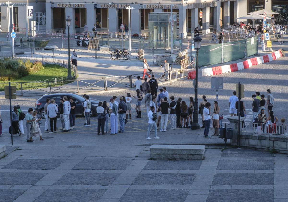 Decenas de jóvenes esperan para coger un taxi en la parada de la plaza de Artillería el pasado verano.