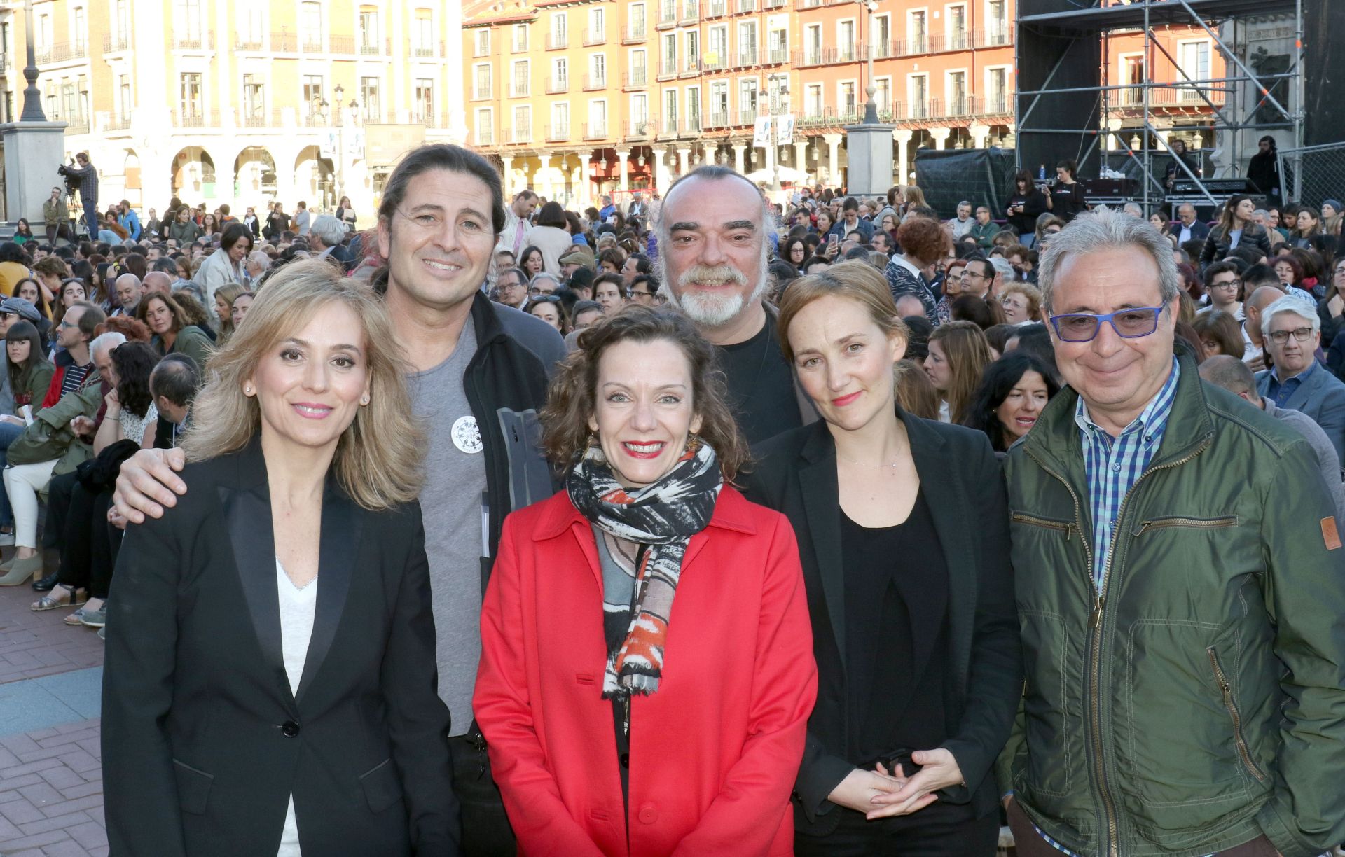 La organizadora del evento TEDx celebrado en la Plaza Mayor de Valladolid en 2018, Belén Viloria, posa junto a los ponentes José Andrés Herranz, Carmen Devesa, Javier Soto, Berta Monclús y Jesús Anta.