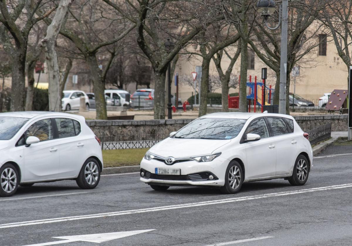 Varios vehículos circulan por la provincia de Segovia.