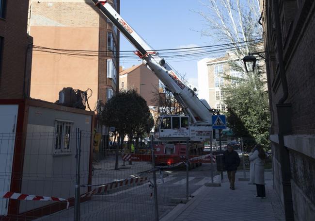 Los peatones ya pueden circular por la acera del colegio Isabel la Católica.