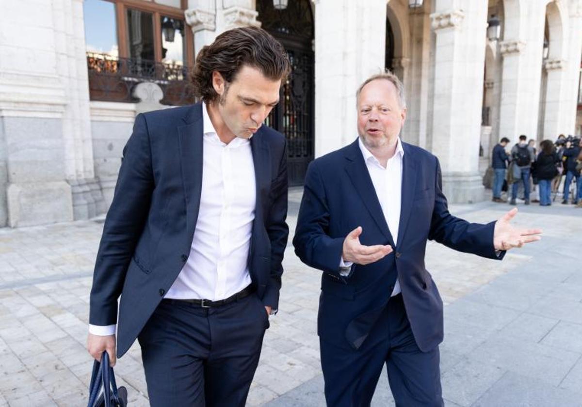 Marian Bocek, co-fundador de InoBat y Andy Palmer, presidente, después de una reunión en el Ayuntamiento de Valladolid, en mayo de 2023.