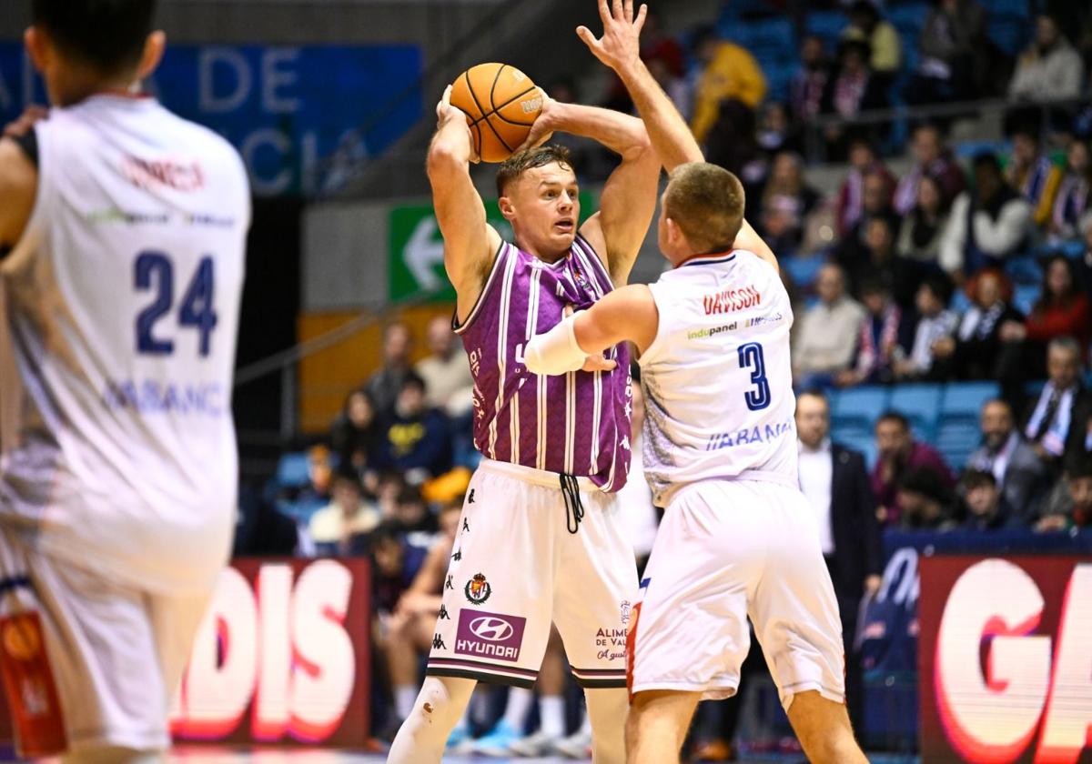 Puidet, defendido por Davison en el partido de vuelta de la Copa disputado el pasado 7 de enero.