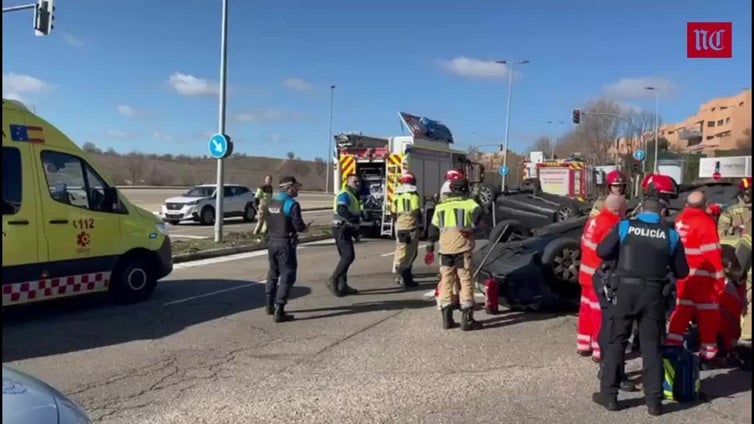 Vuelcan dos vehículos en una rotonda de la calle Manuel Jiménez Alfaro