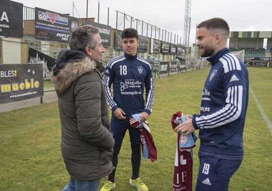 El presidente de la Gimnástica Segoviana, Agustín Cuenca, junto a los fichajes Céspedes y Farrell.