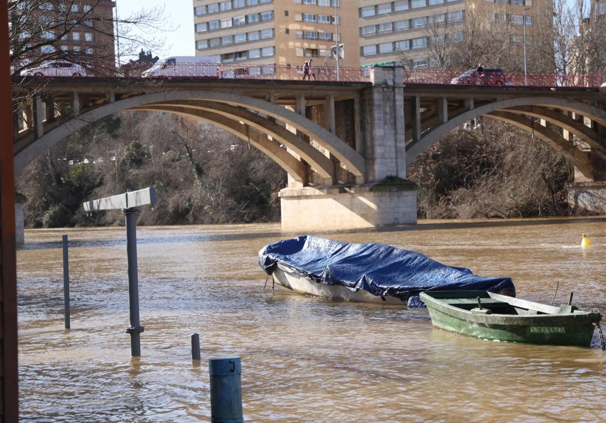 El agua aún cubre los paseos inferiores del Pisuerga antes del puente de Poniente.