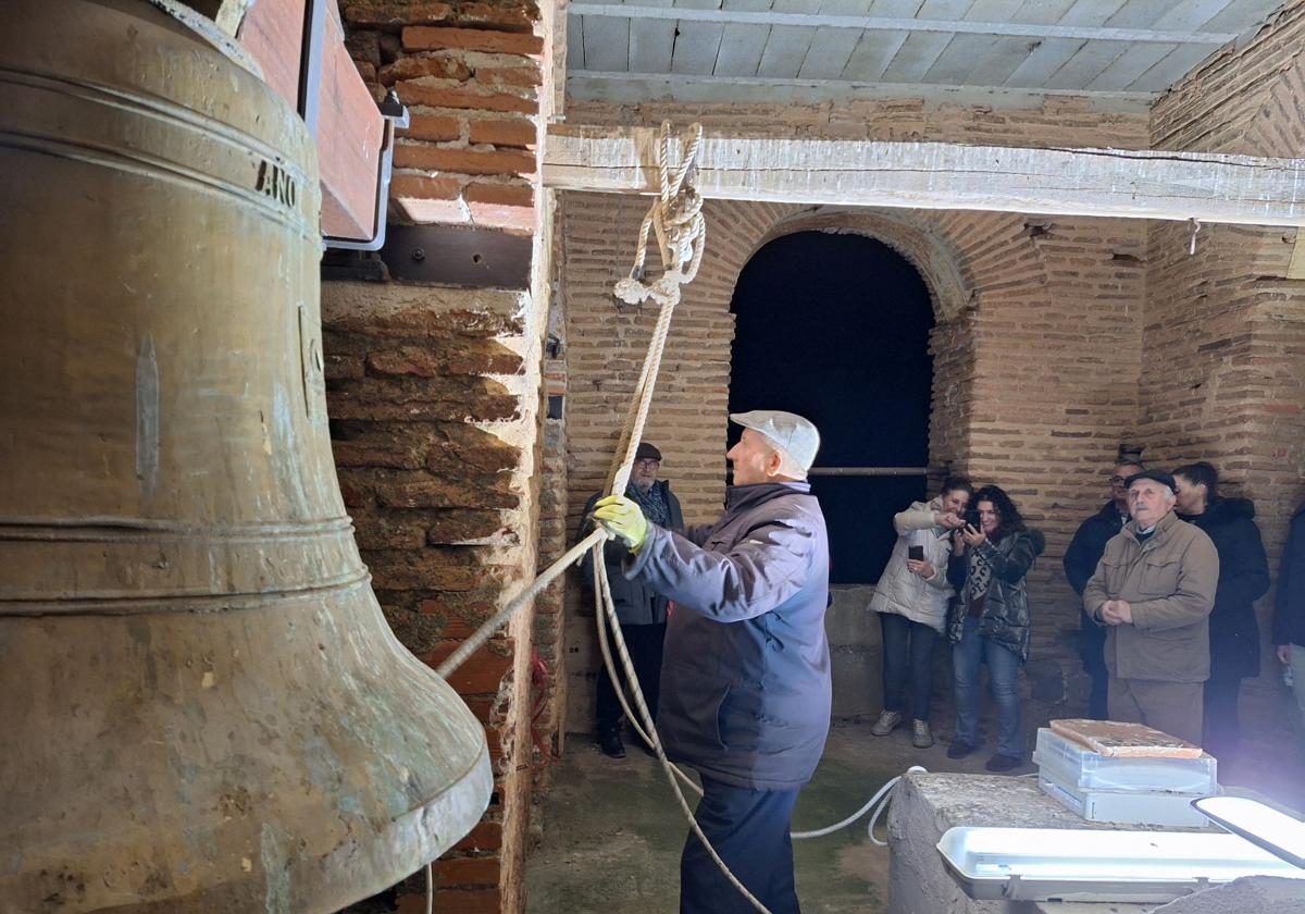 El vecino Félix Fernández, a sus 82 años, volvió a tocar las campanas