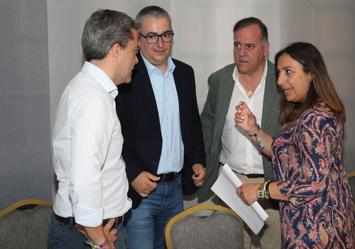 La alcaldesa conversa con el presidente de Vamos Palencia, Diego Isabel La Moneda, junto a Domi Curiel y al socialista Antonio Casas, tras la firma del acuerdo de gobierno, en junio de 2023.