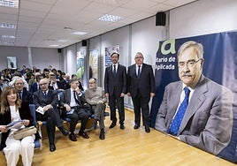 Miguel Maldonado, director del IOBA y el Consejero de Sanidad, Alejandro Vázquez, con los asistentes al acto y ante una imagen del profesor Pastor
