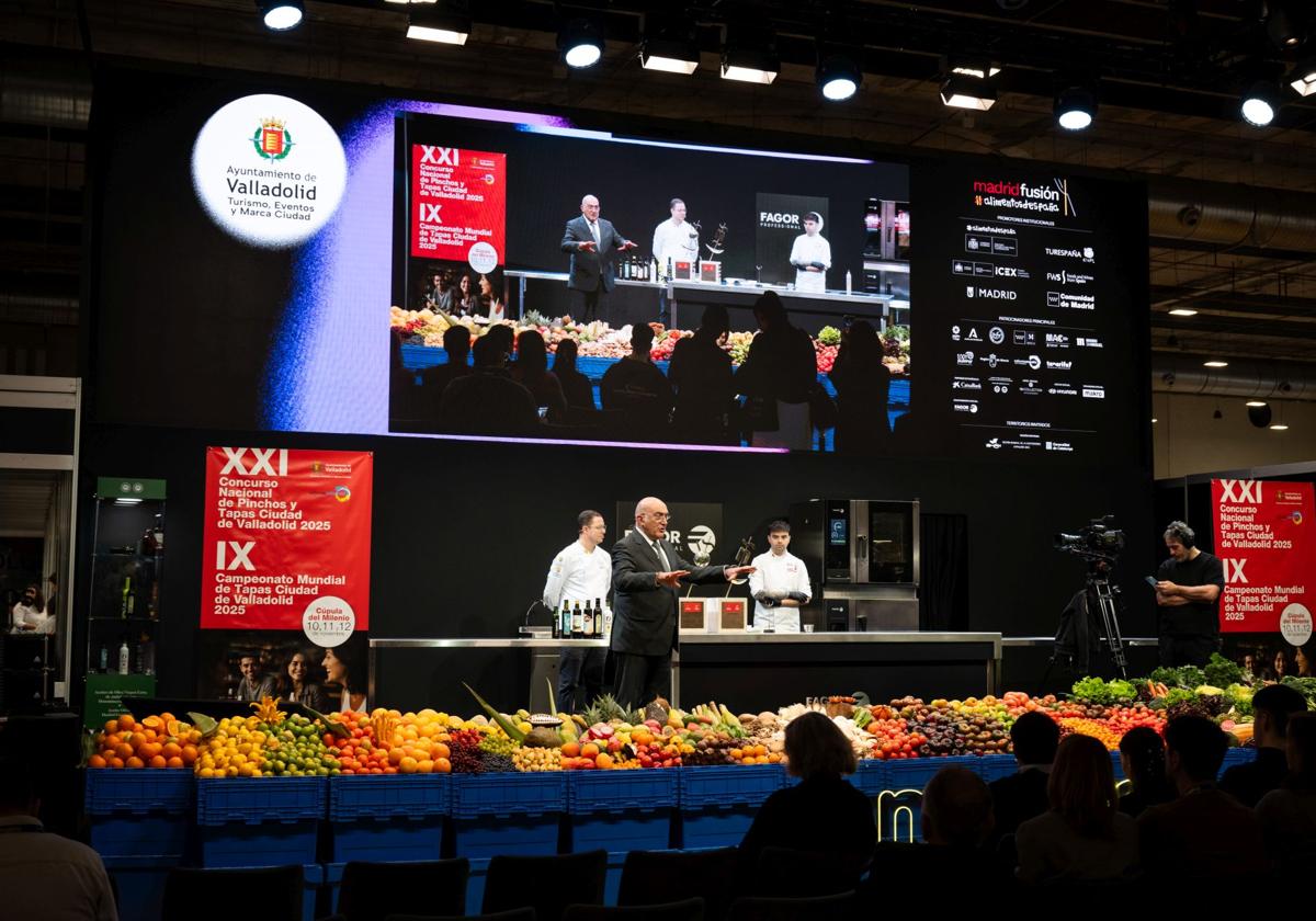 Jesús Julio Carnero presenta, en presencia del cocinero Teo Rodríguez, el Concurso Nacional de Pinchos y Tapas Ciudad de Valladolid