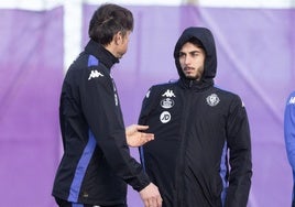 Raúl Moro, con el brazo en cabestrillo, durante el entrenamiento del pasado lunes en los Anexos.