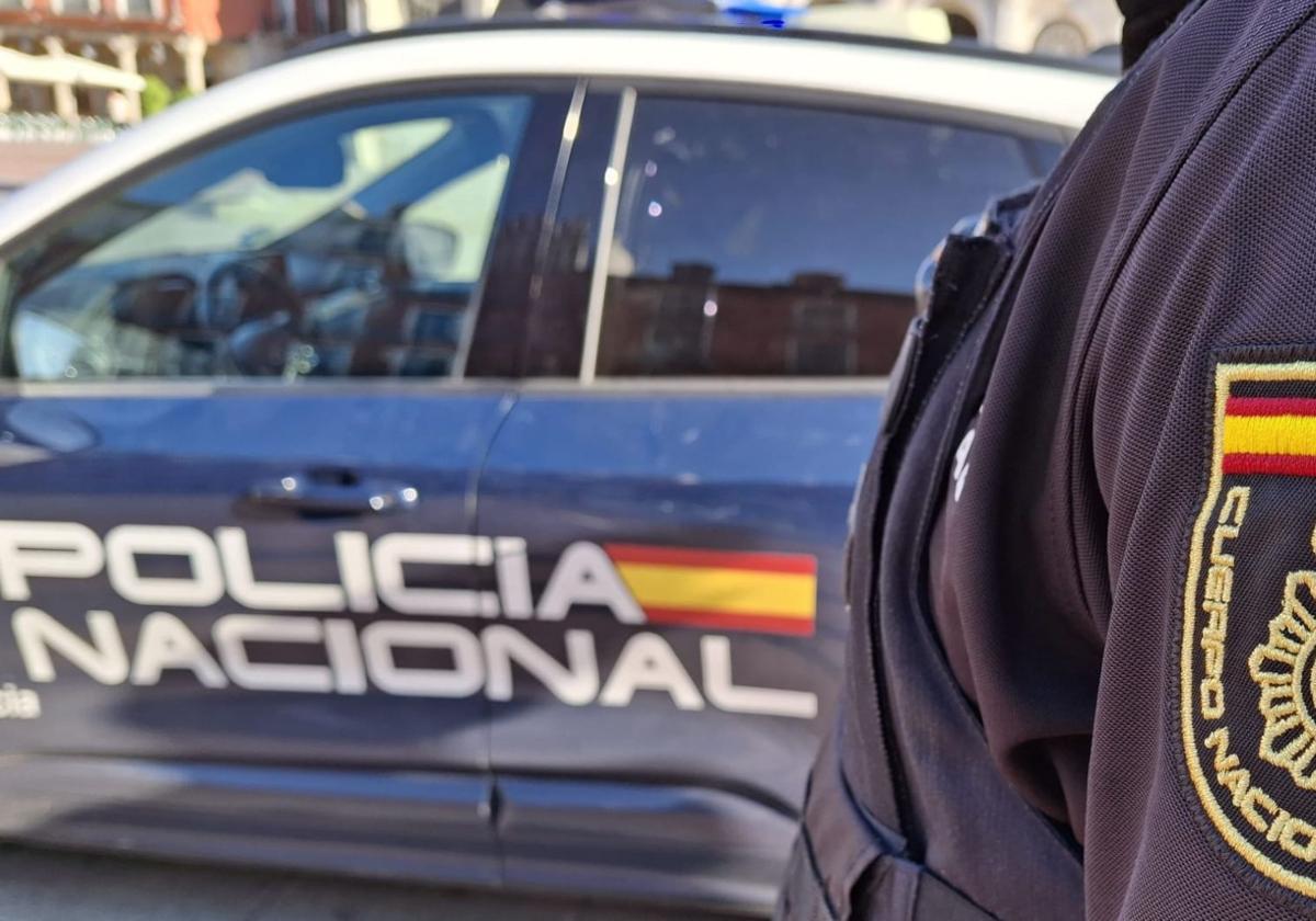 Agentes de la Policía Nacional en la Plaza Mayor de Valladolid.