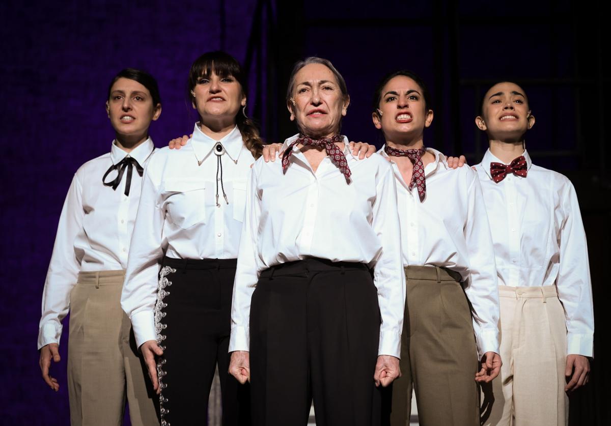 Raquel Varela, Rozalén, Luisa Gavasa, Paula Iwasaki y Laura Porras en un pasaje de 'Chavela'.