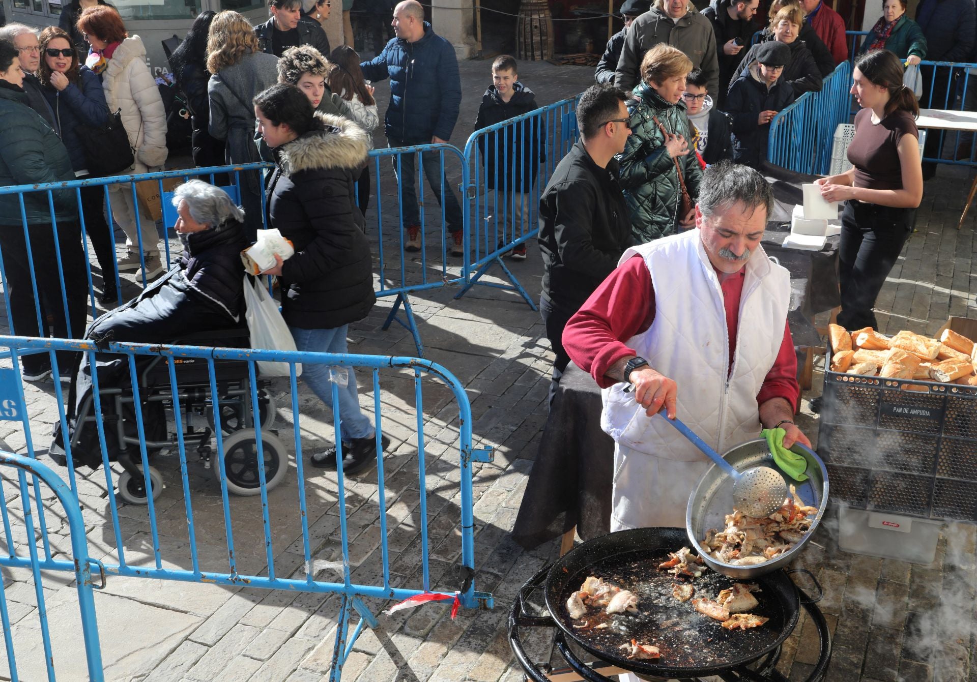 Mil bocadillos de panceta se reparten en la Plaza Mayor de Palencia