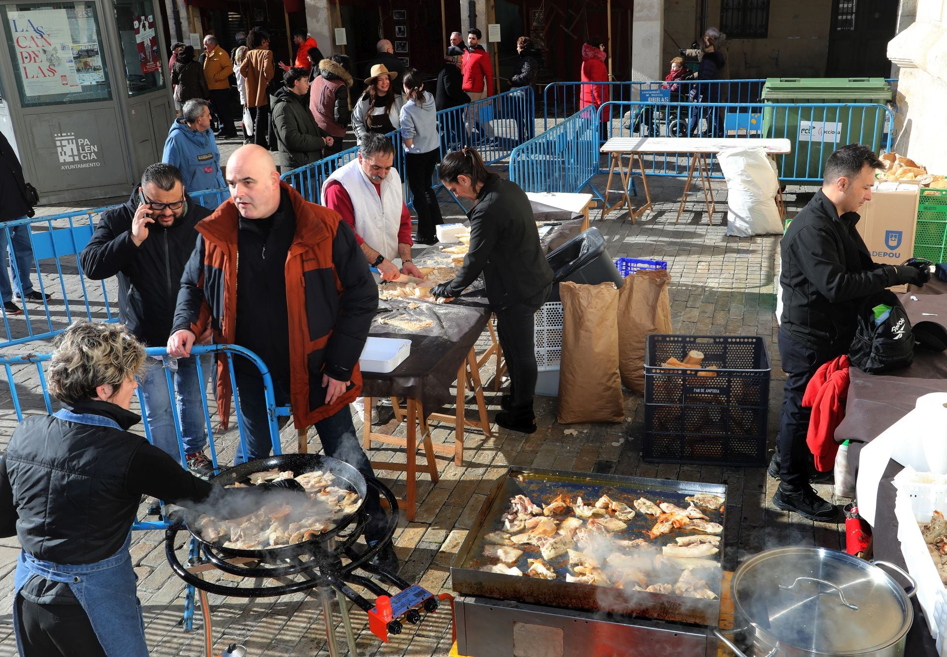 Mil bocadillos de panceta se reparten en la Plaza Mayor de Palencia