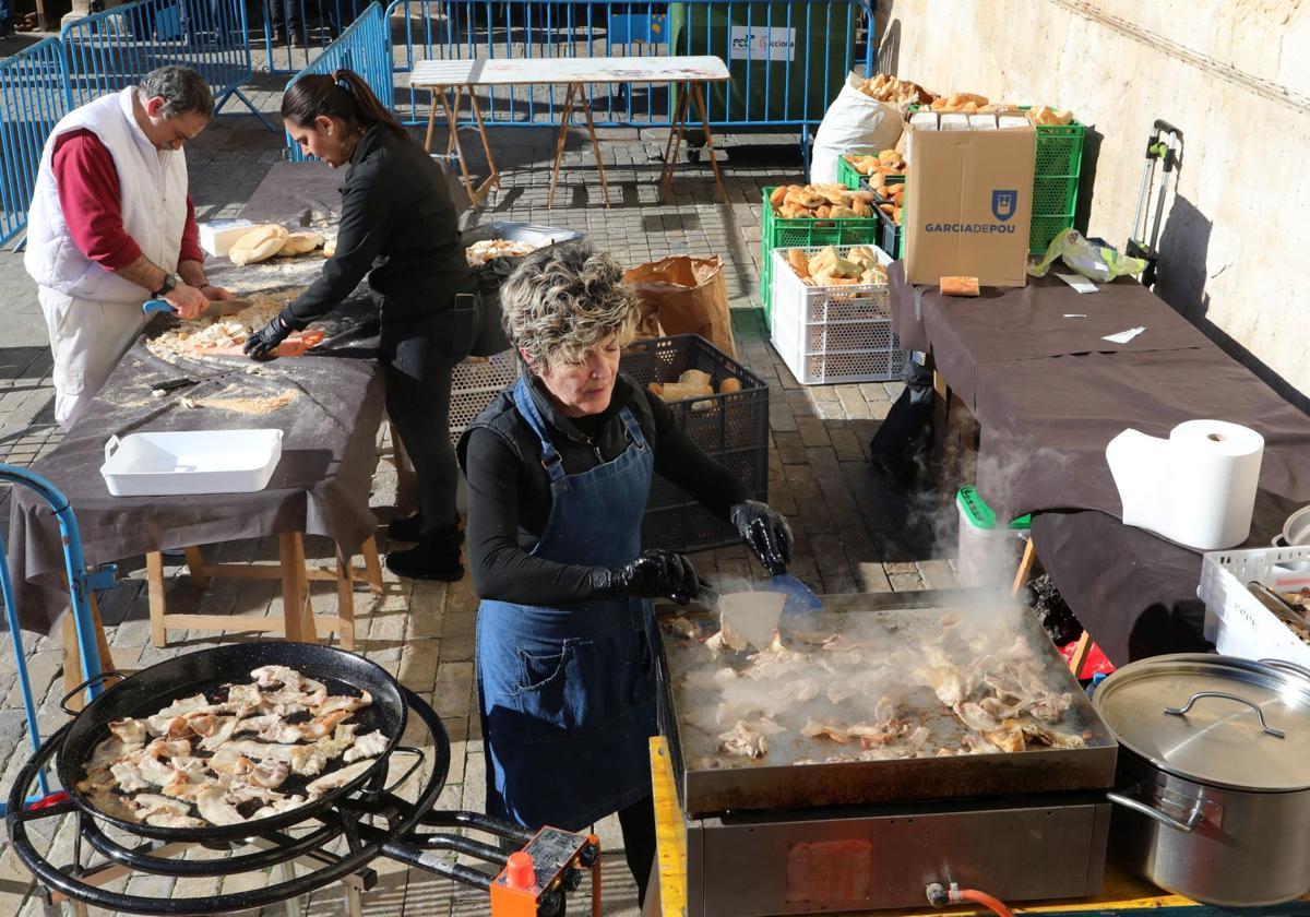 Mil bocadillos de panceta se reparten en la Plaza Mayor de Palencia