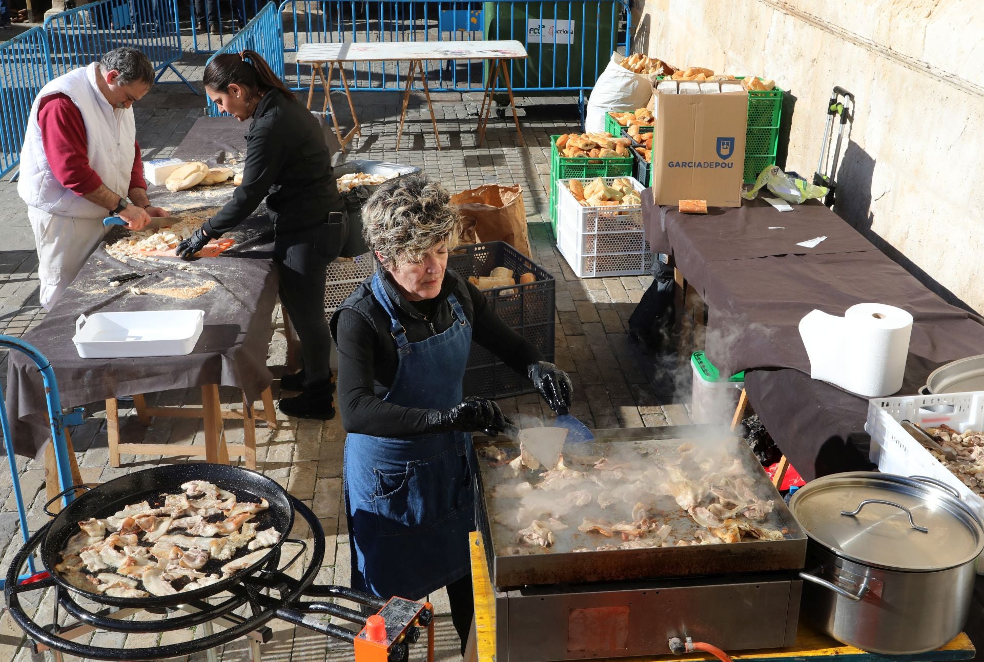 Mil bocadillos de panceta se reparten en la Plaza Mayor de Palencia