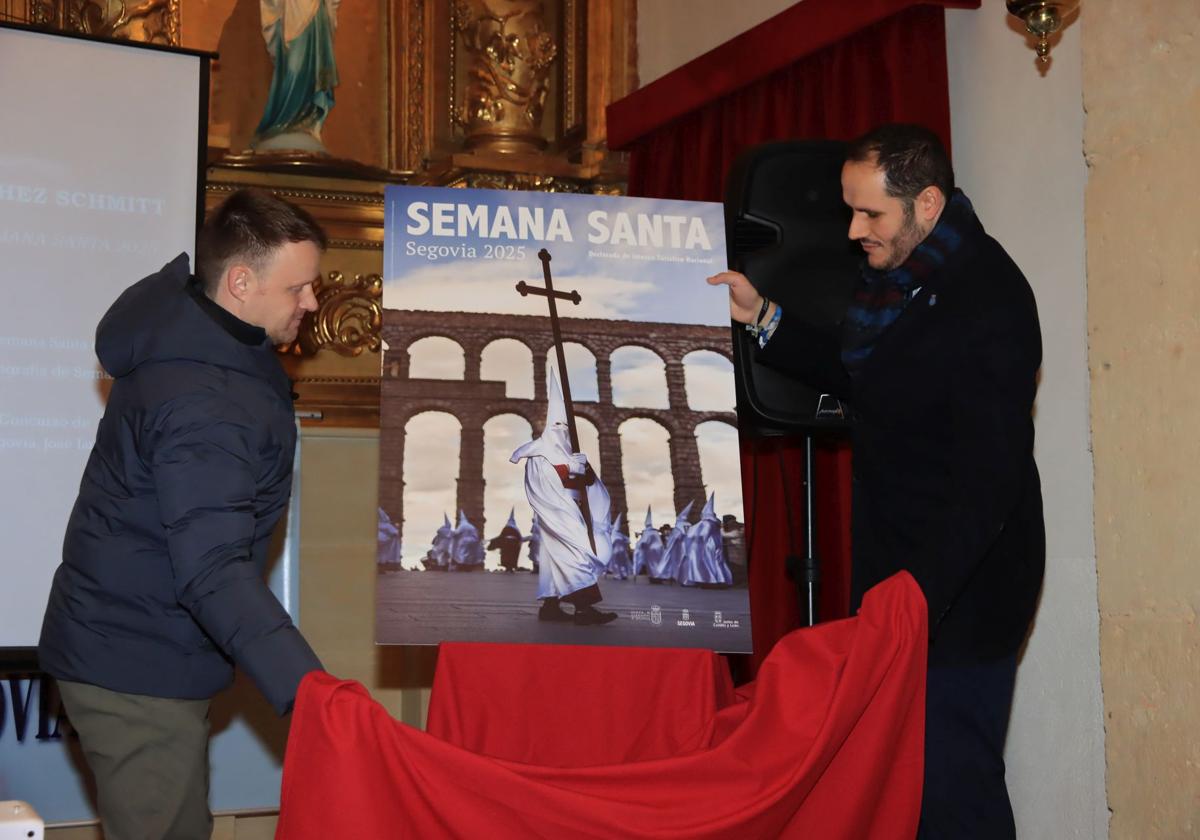 El autor de la fotografía y el presidente de las cofradías de Segovia descubren el cartel.