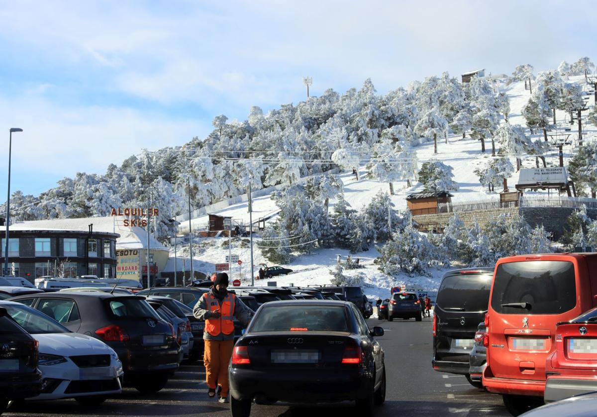 Coches en el aparcamiento de Navacerrada el pasado diciembre.