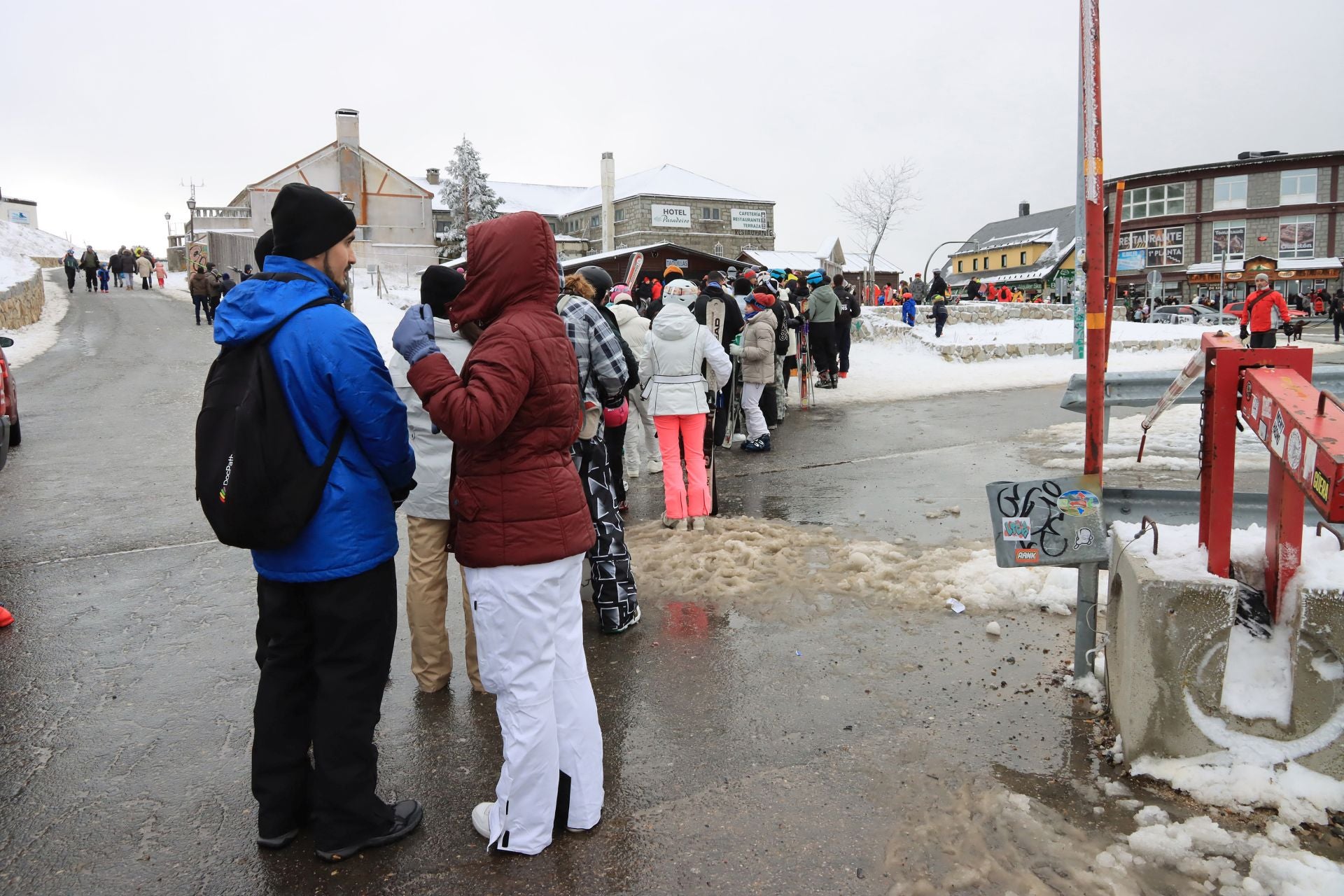 Cortes en Navacerrada por la avalancha de visitantes