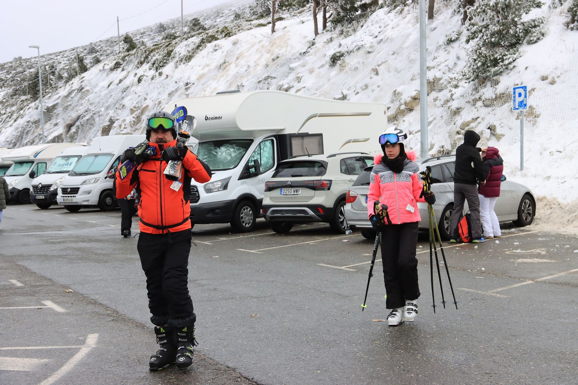 Cortes en Navacerrada por la avalancha de visitantes