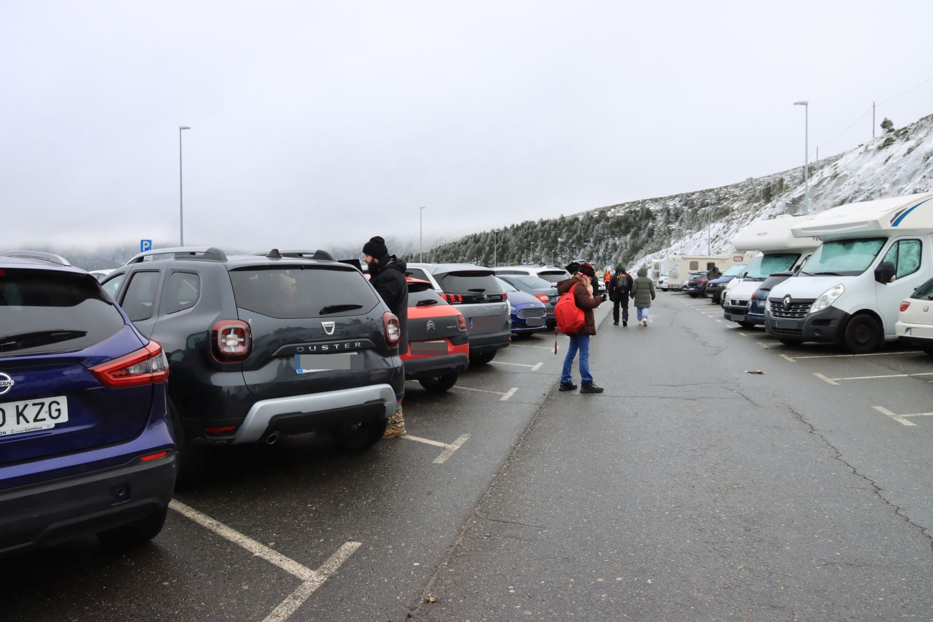 Cortes en Navacerrada por la avalancha de visitantes