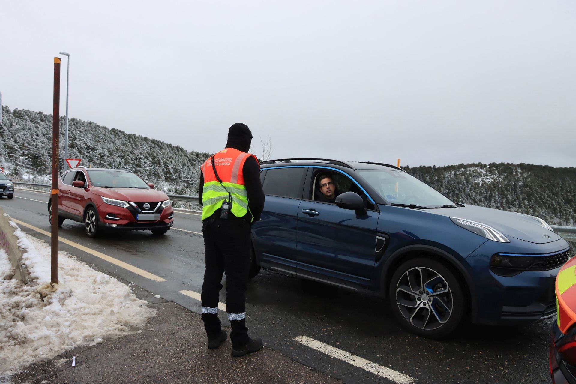 Cortes en Navacerrada por la avalancha de visitantes