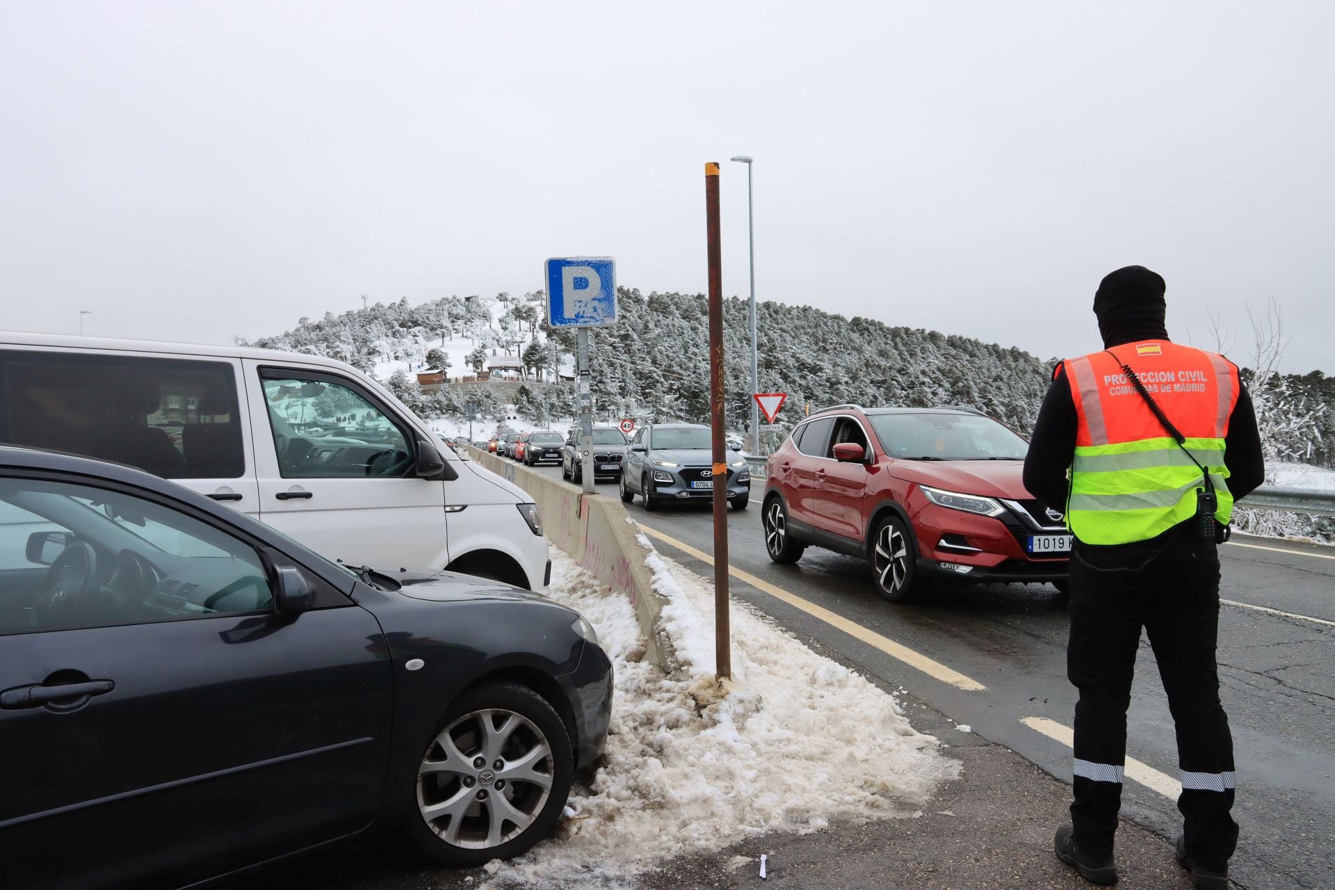 Cortes en Navacerrada por la avalancha de visitantes