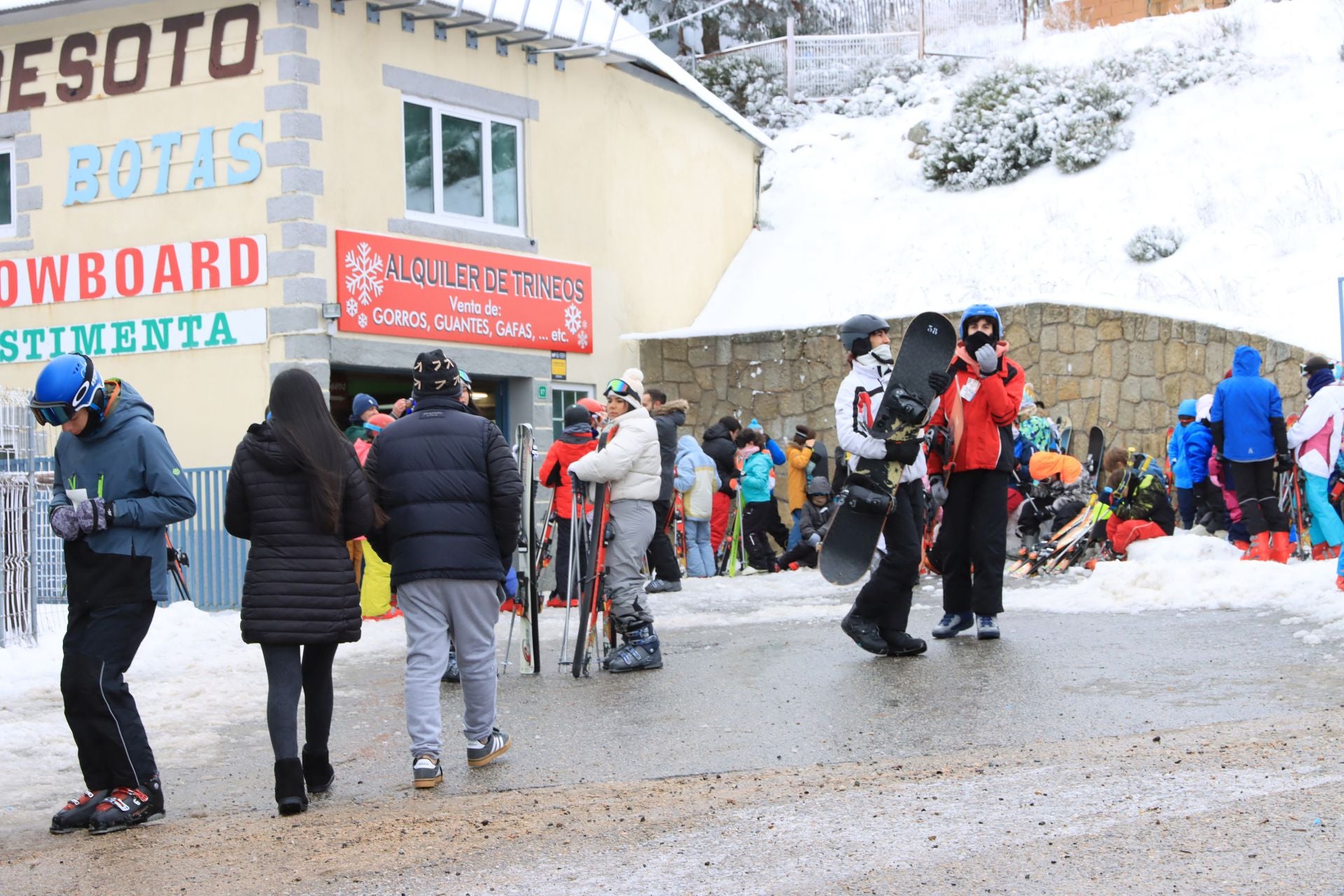 Cortes en Navacerrada por la avalancha de visitantes