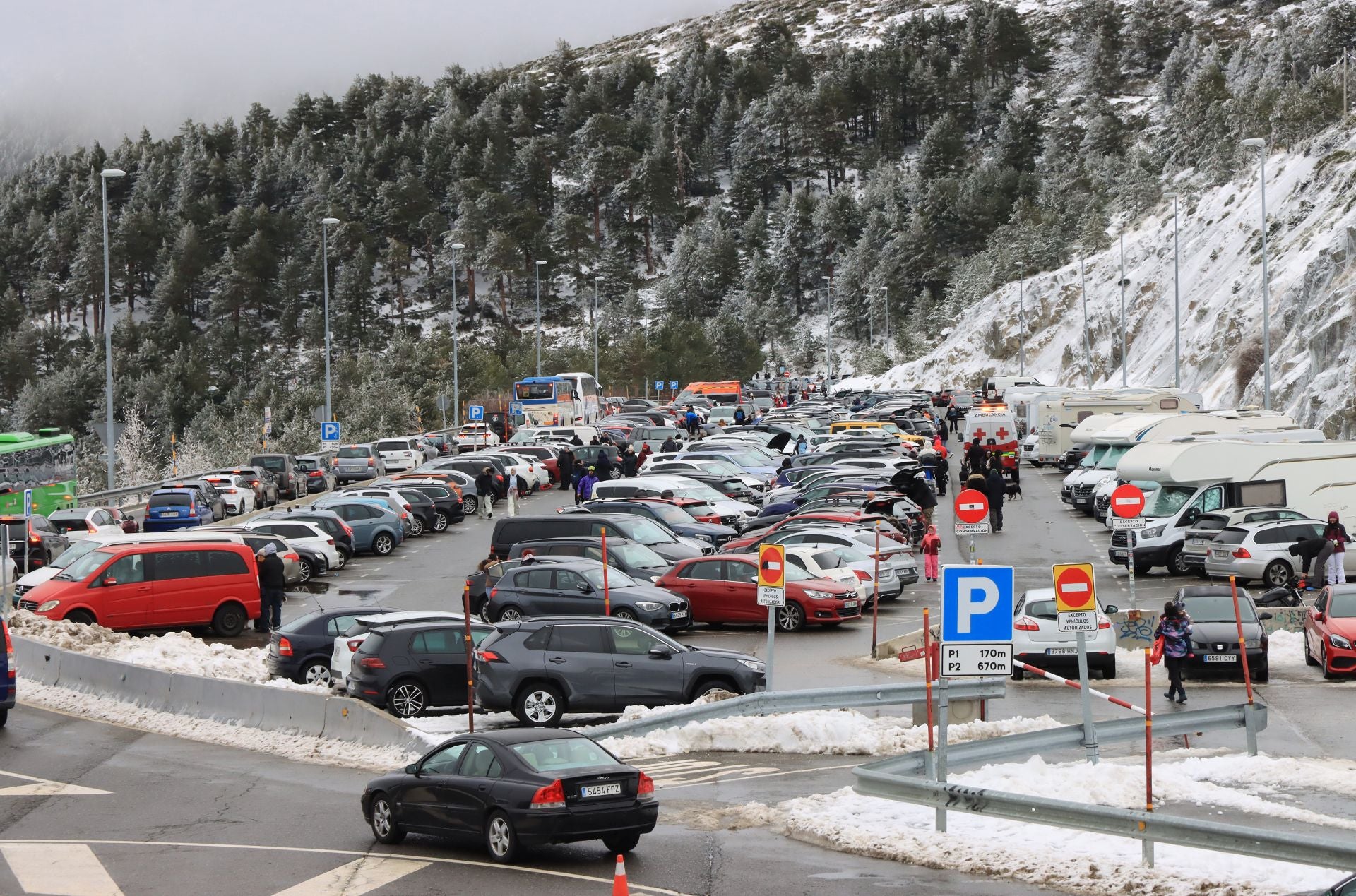 Cortes en Navacerrada por la avalancha de visitantes