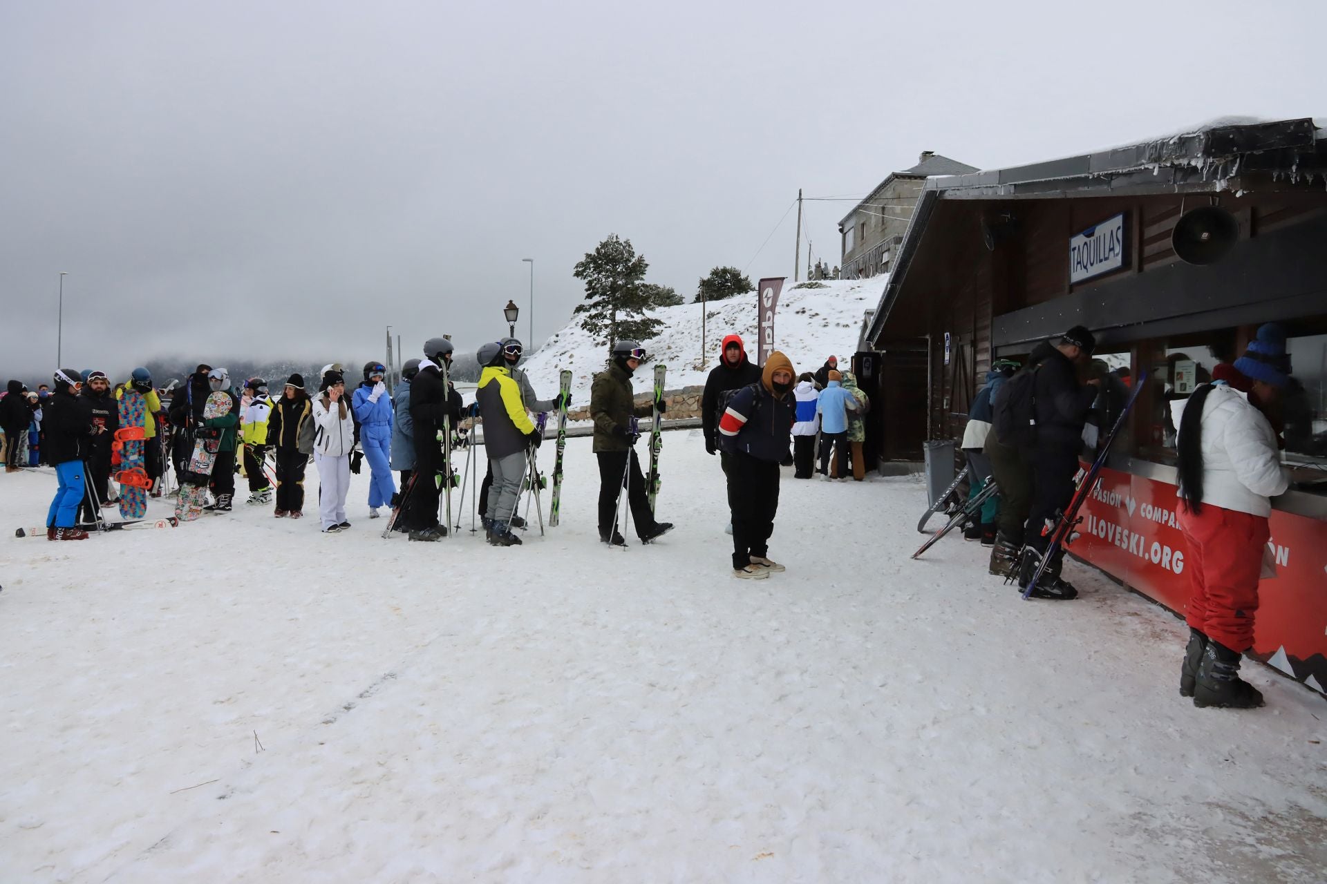 Cortes en Navacerrada por la avalancha de visitantes