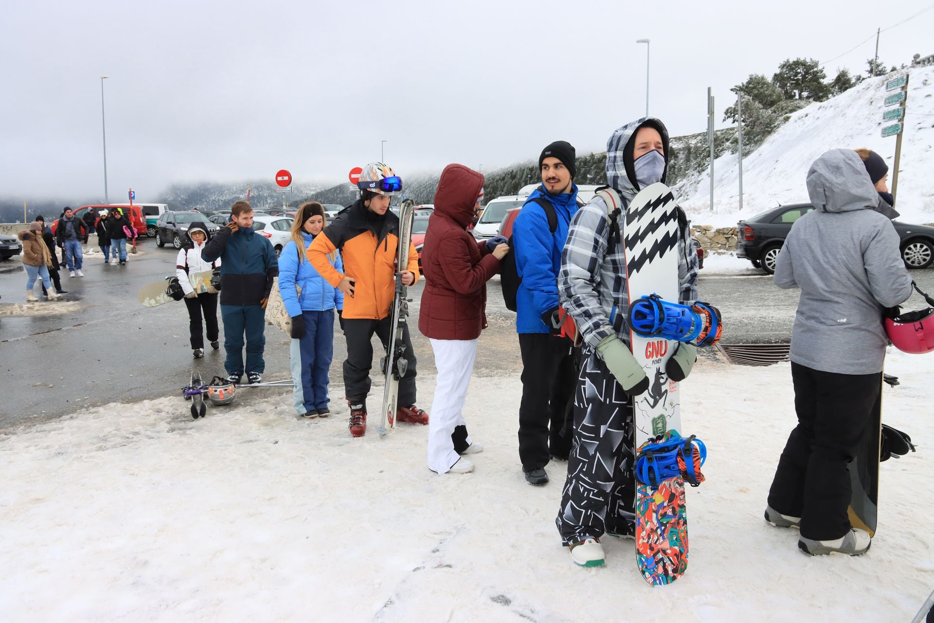 Cortes en Navacerrada por la avalancha de visitantes