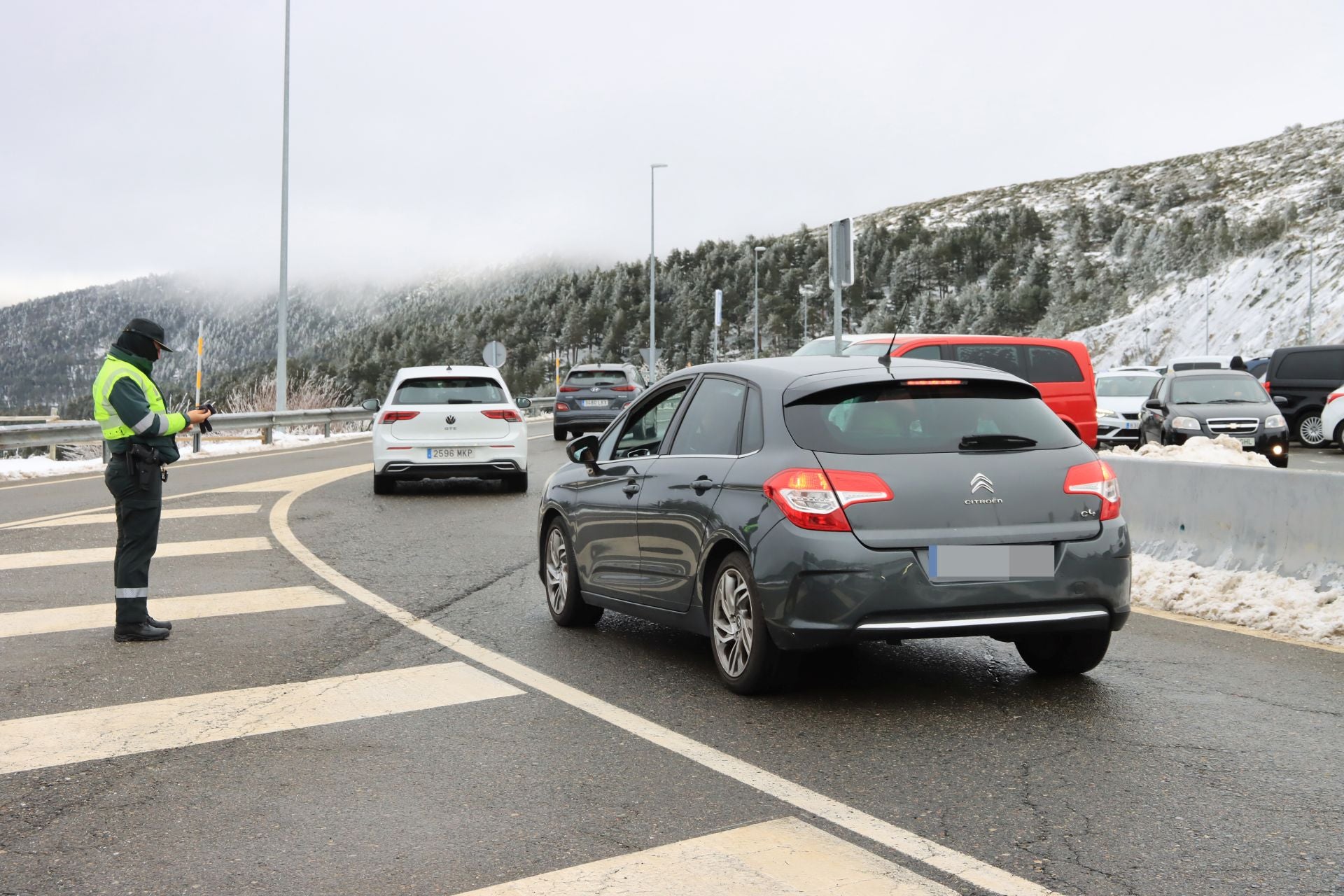 Cortes en Navacerrada por la avalancha de visitantes