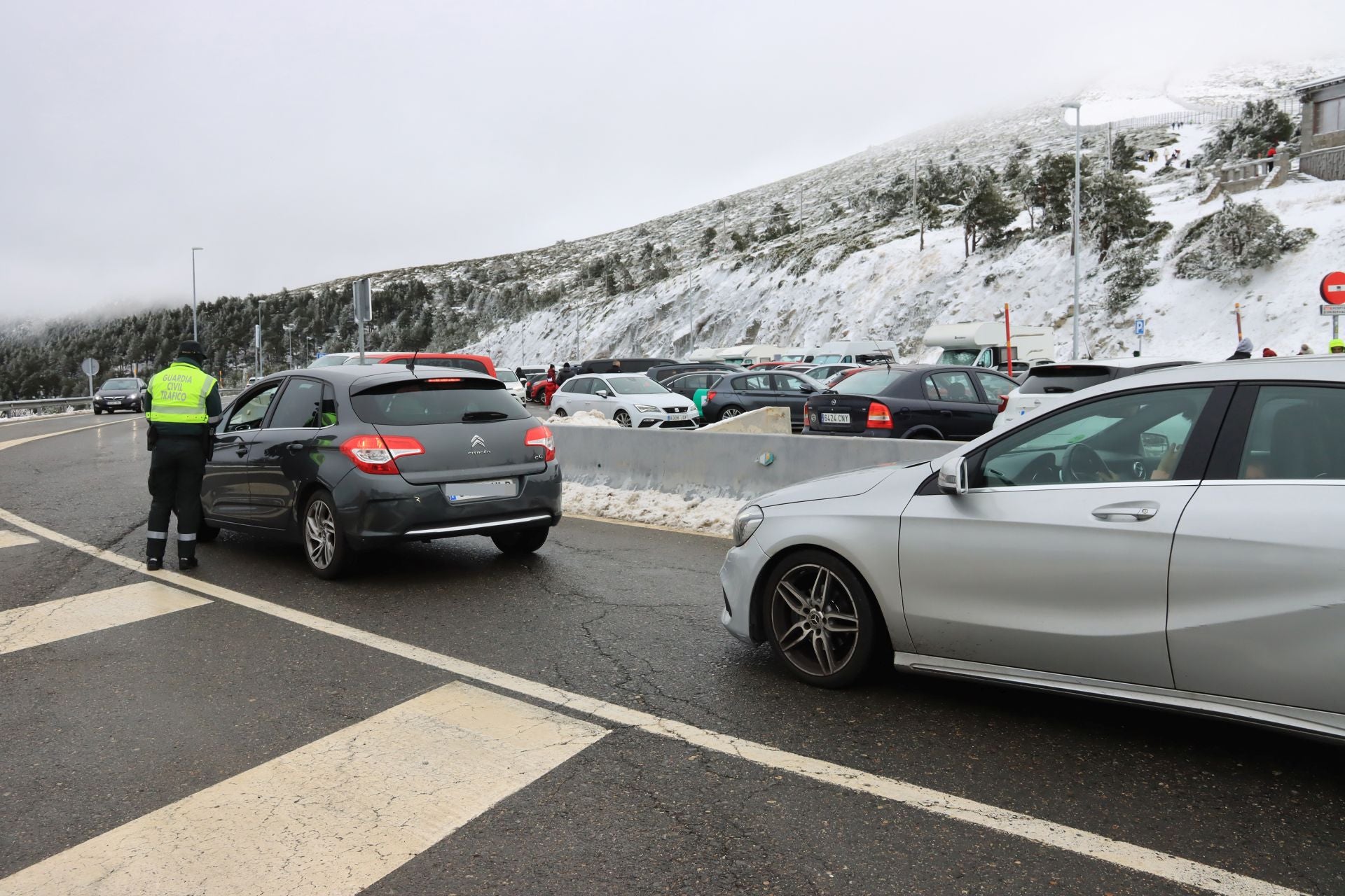 Cortes en Navacerrada por la avalancha de visitantes