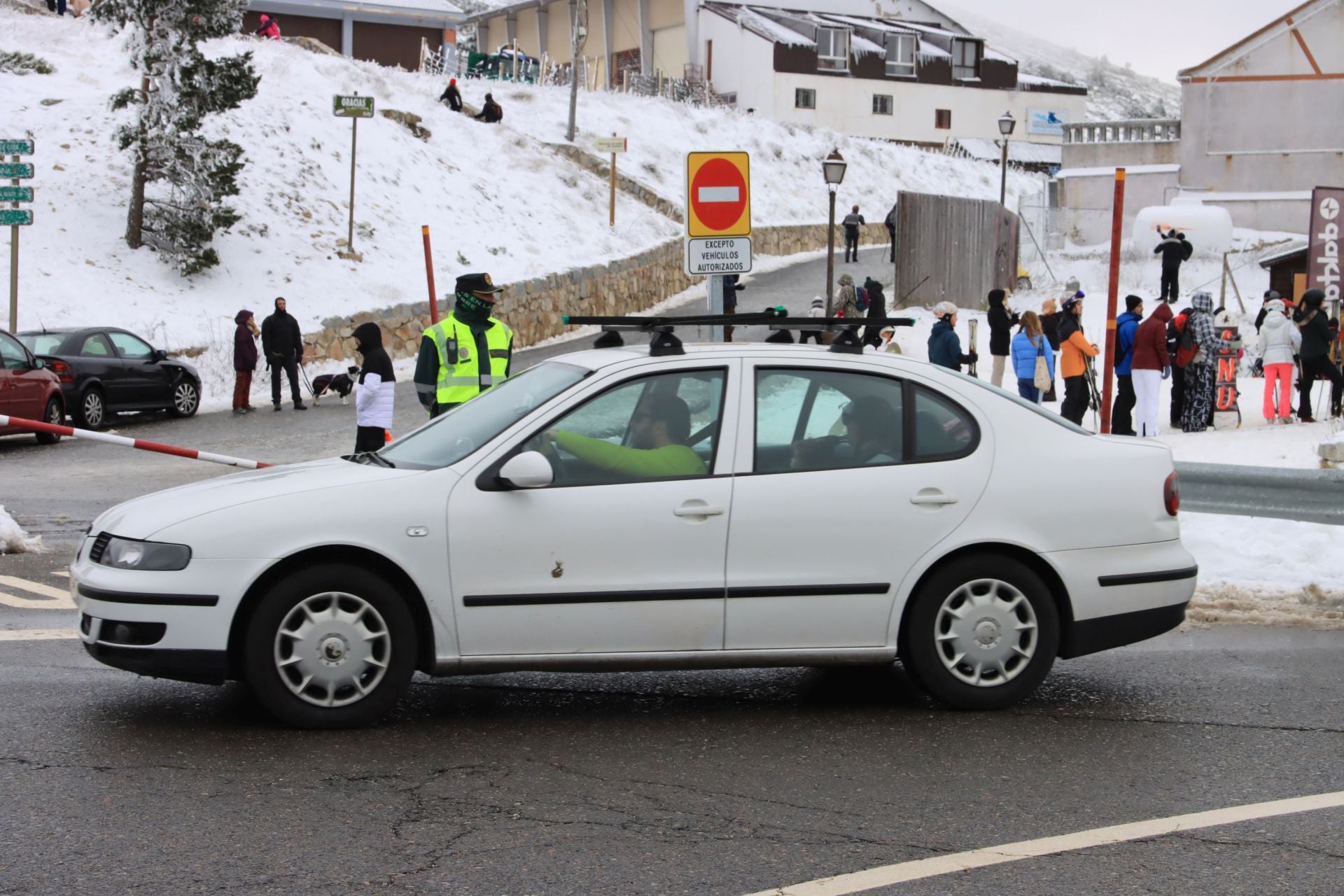 Cortes en Navacerrada por la avalancha de visitantes