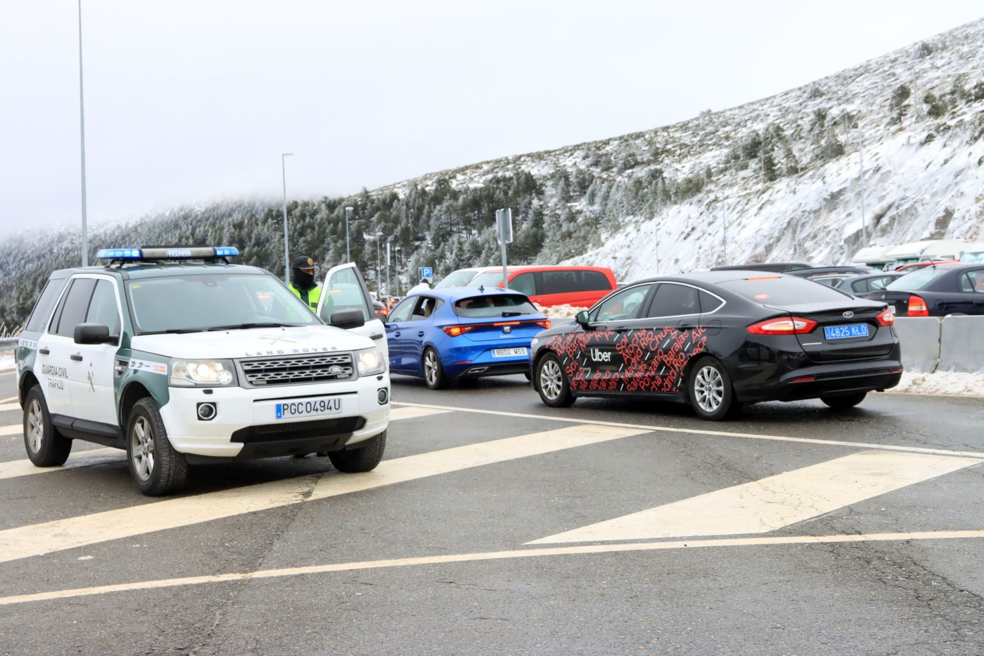 Cortes en Navacerrada por la avalancha de visitantes