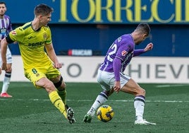 Lucas Rosa se anticipa a Foyth en el césped de La Cerámica.