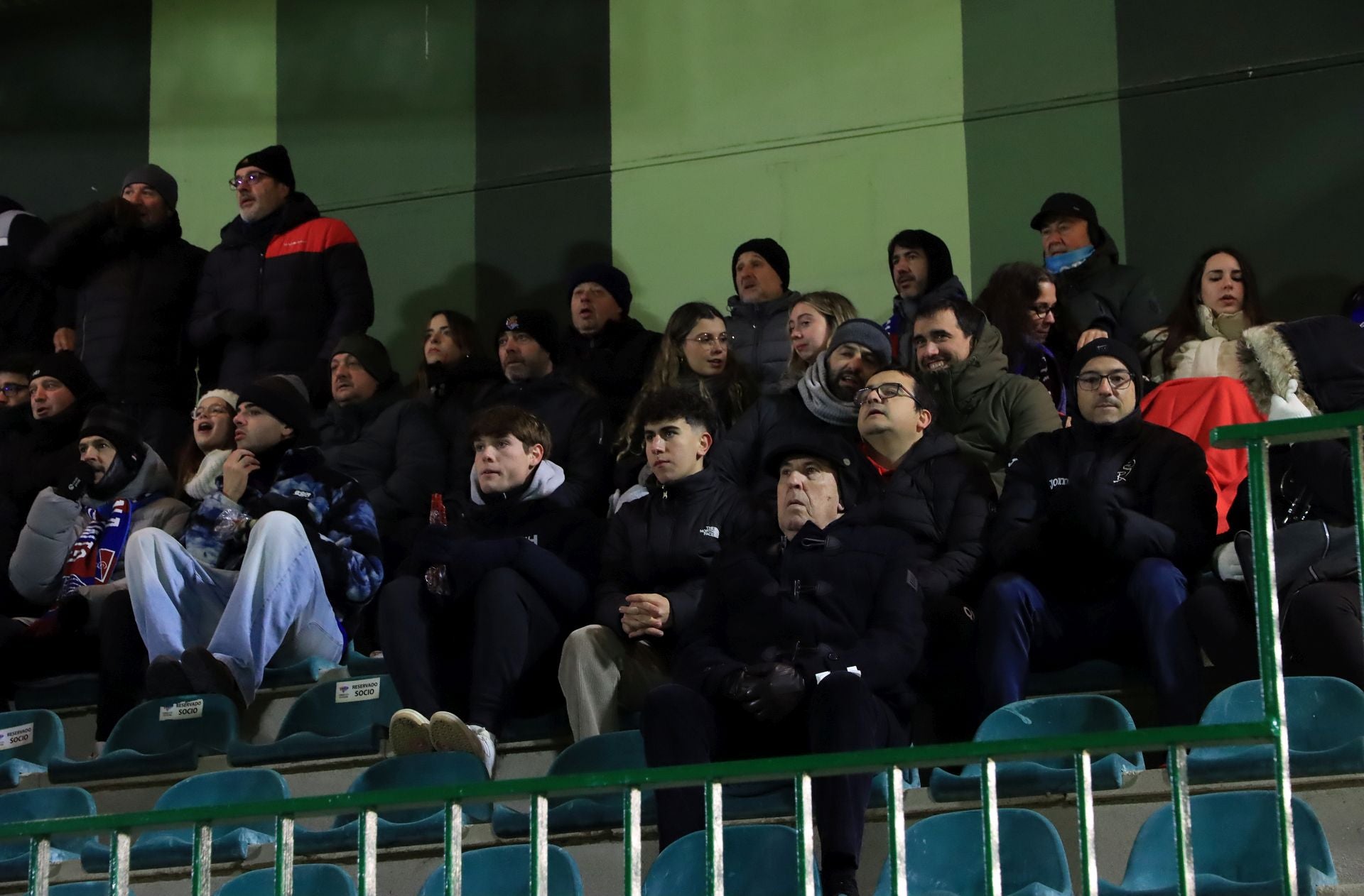 Búscate en las gradas de La Albuera durante el Segoviana vs Tarazona