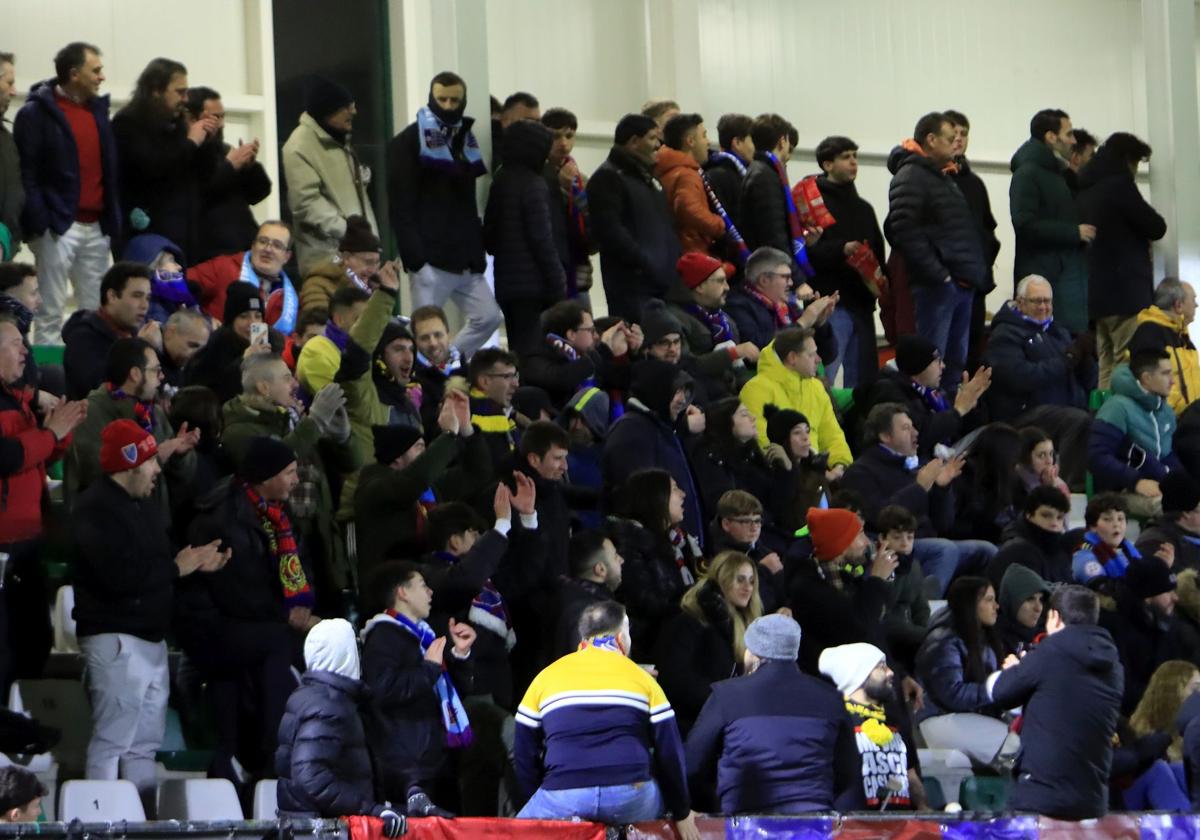 Búscate en las gradas de La Albuera durante el Segoviana vs Tarazona