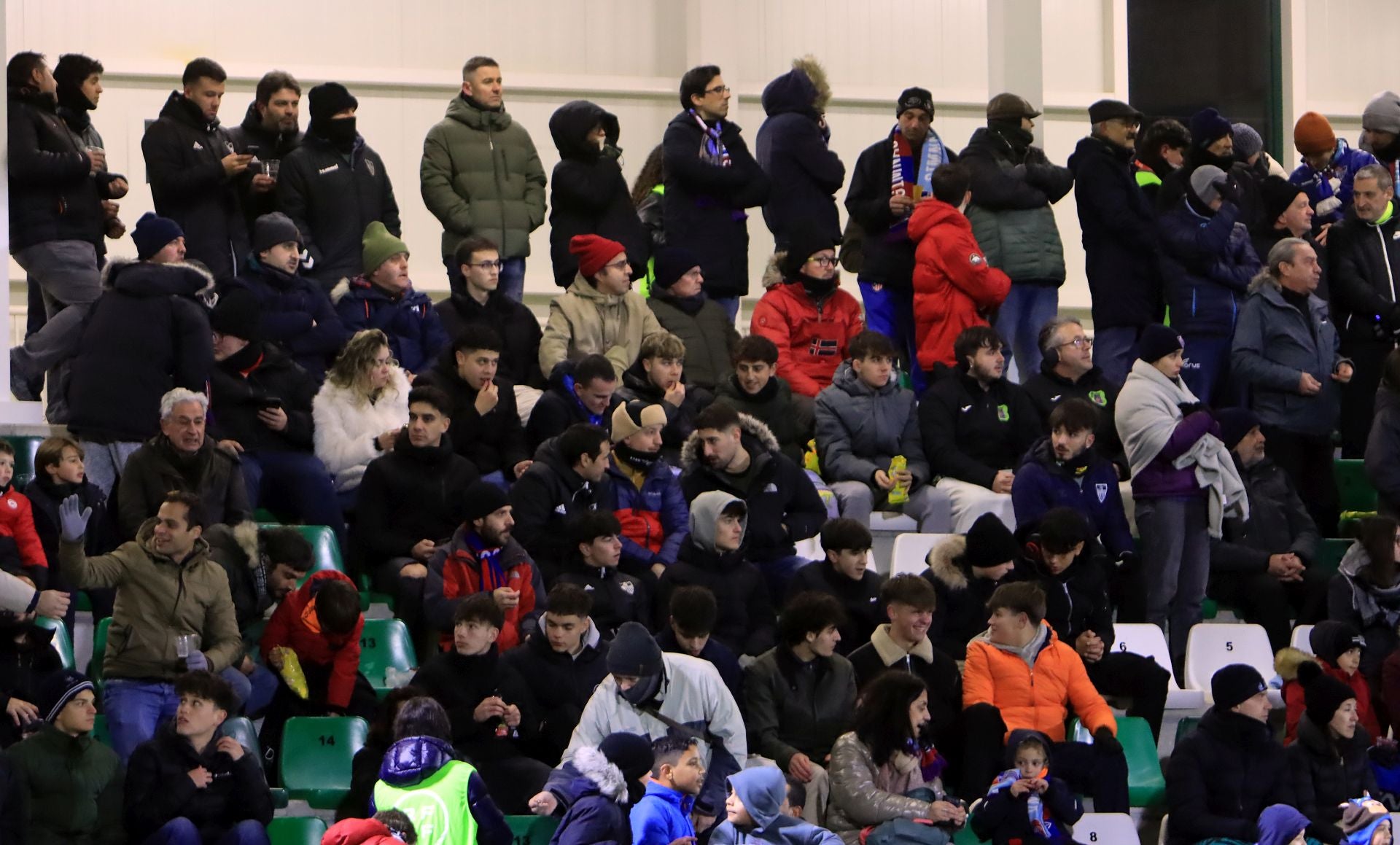 Búscate en las gradas de La Albuera durante el Segoviana vs Tarazona