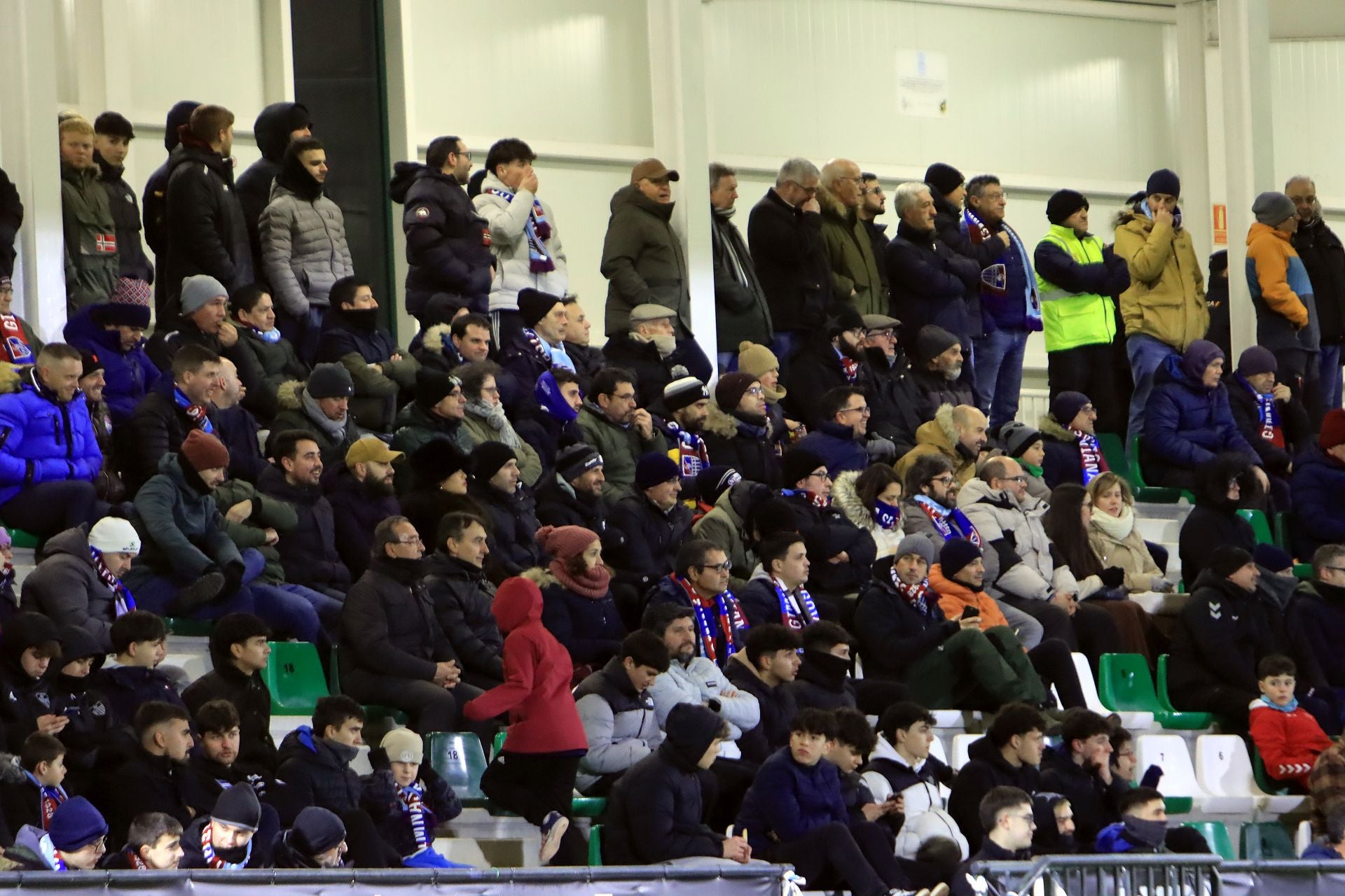 Búscate en las gradas de La Albuera durante el Segoviana vs Tarazona