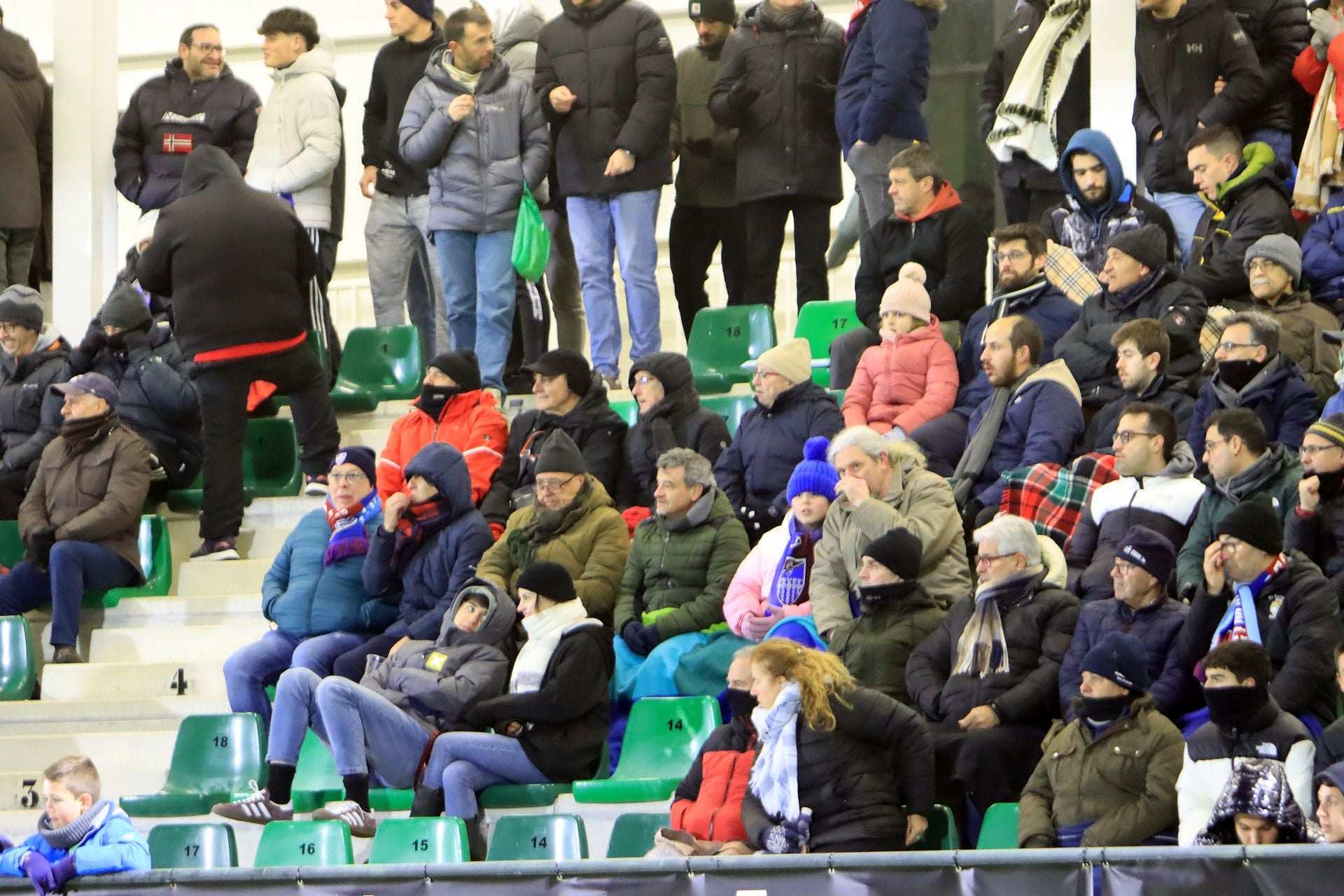 Búscate en las gradas de La Albuera durante el Segoviana vs Tarazona