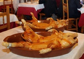 Tarteras de cochinillo segoviano en un restaurante.