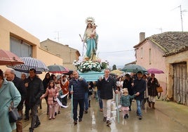 La Virgen de las Candelas en su procesión por las calles de Tordehumos.