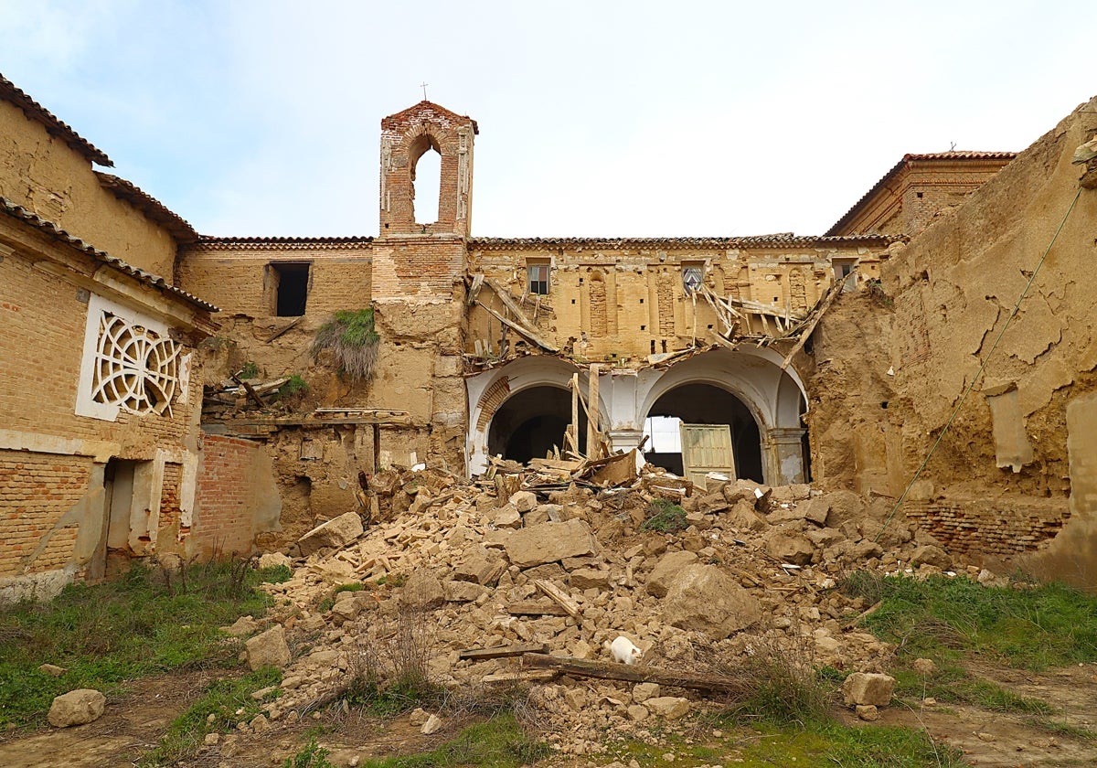 Derrumbe de la fachada sur de la iglesia del convento