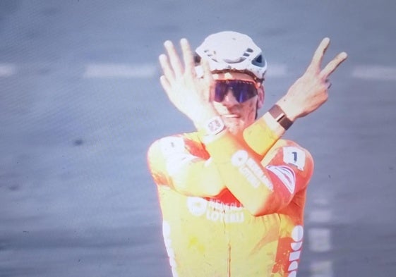 Van der Poel celebra su séptimo mundial en la meta de Liévin.