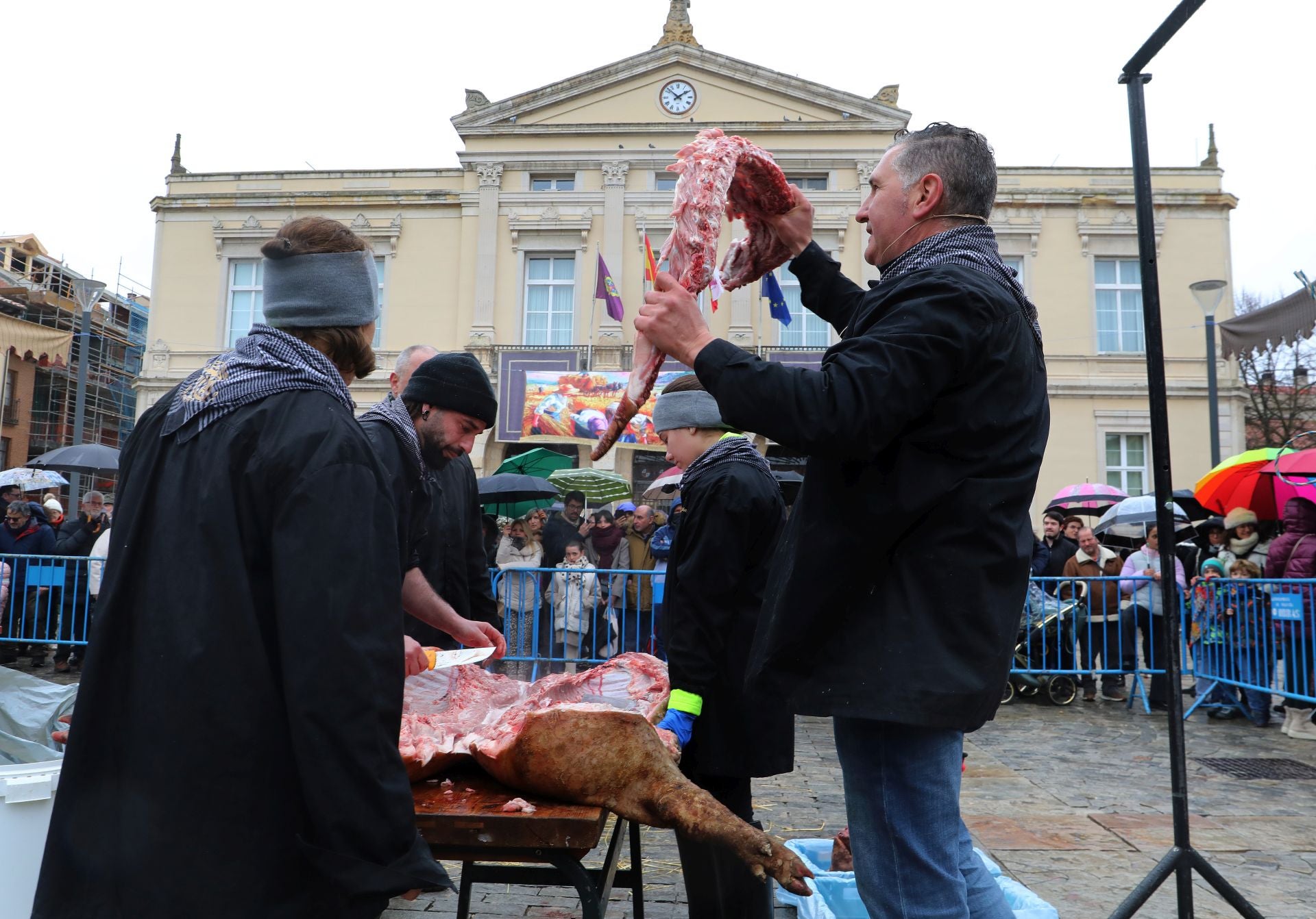 Una clase de labores del despiece del cerdo en la Plaza Mayor