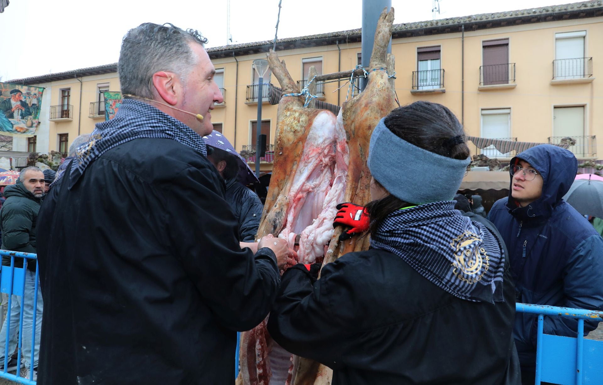 Una clase de labores del despiece del cerdo en la Plaza Mayor